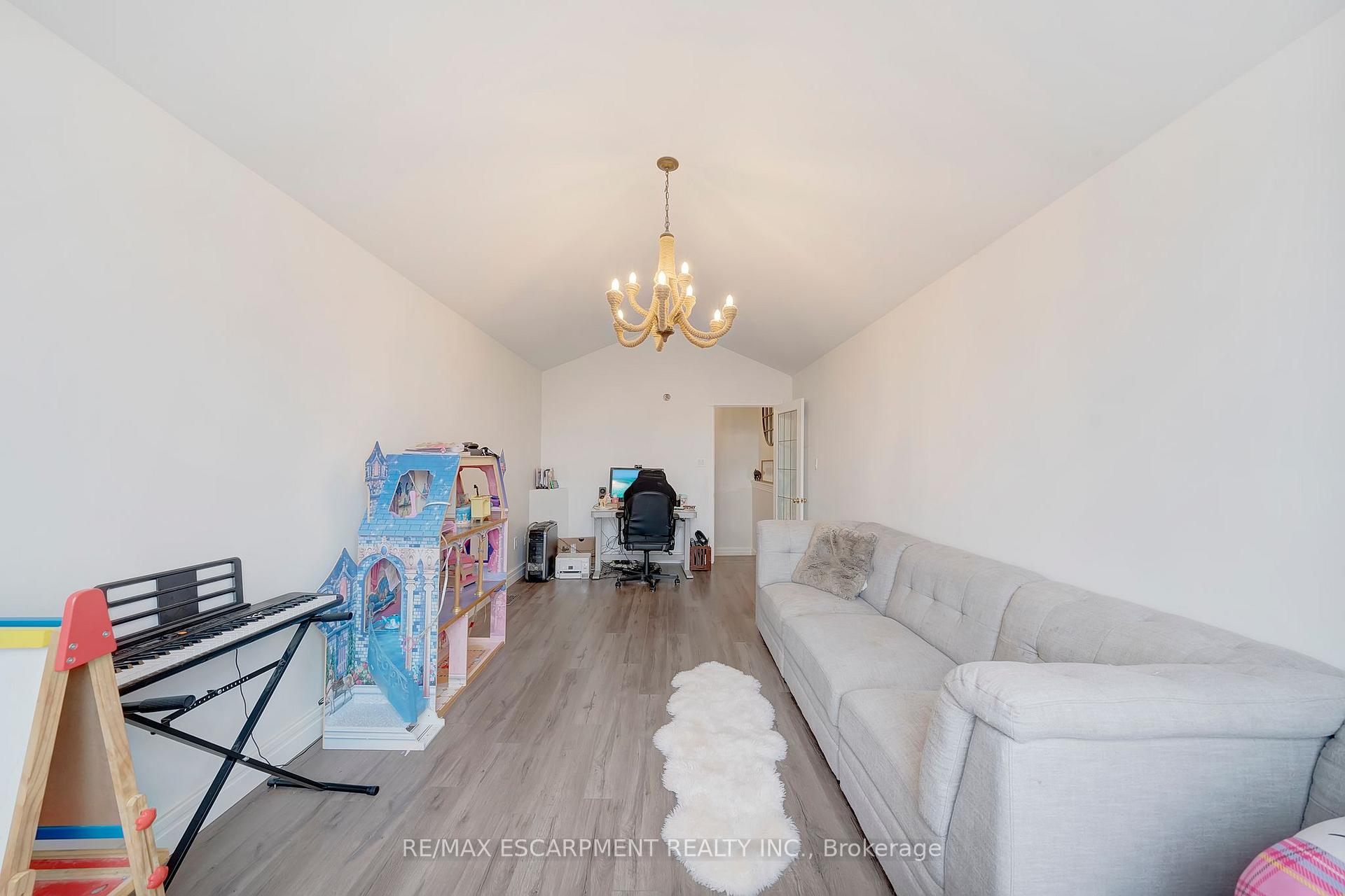 Photo 18 of 37 Dalegrove Crescent, Hamilton, Stoney Creek — HOMEH