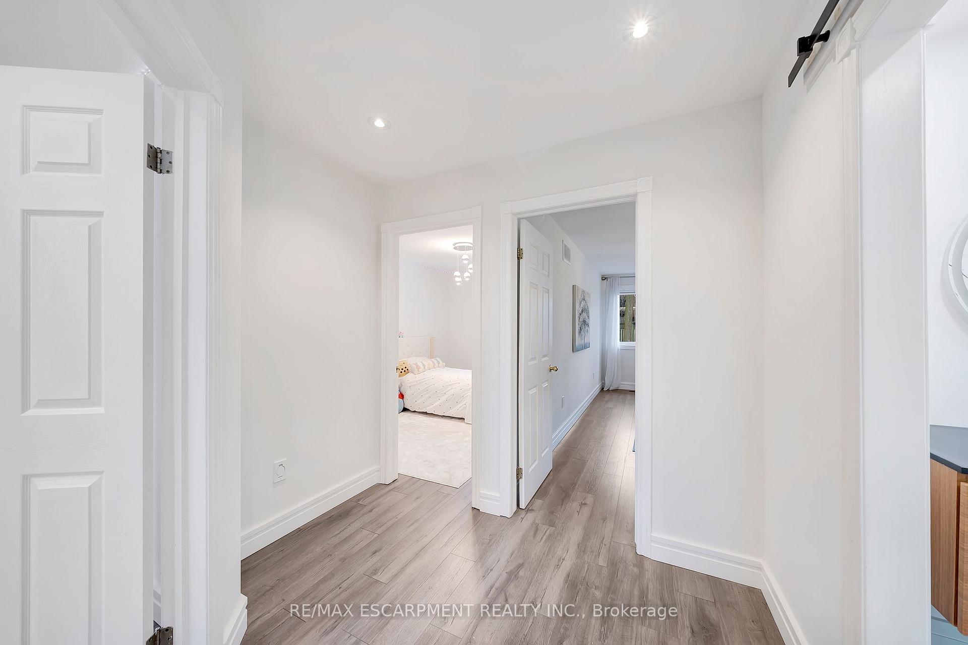 Photo 17 of 37 Dalegrove Crescent, Hamilton, Stoney Creek — HOMEH