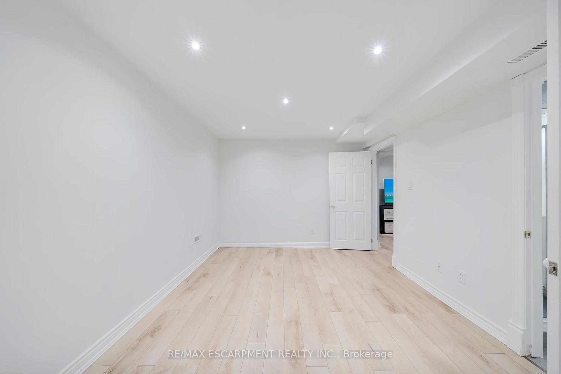 Photo 33 of 37 Dalegrove Crescent, Hamilton, Stoney Creek — HOMEH