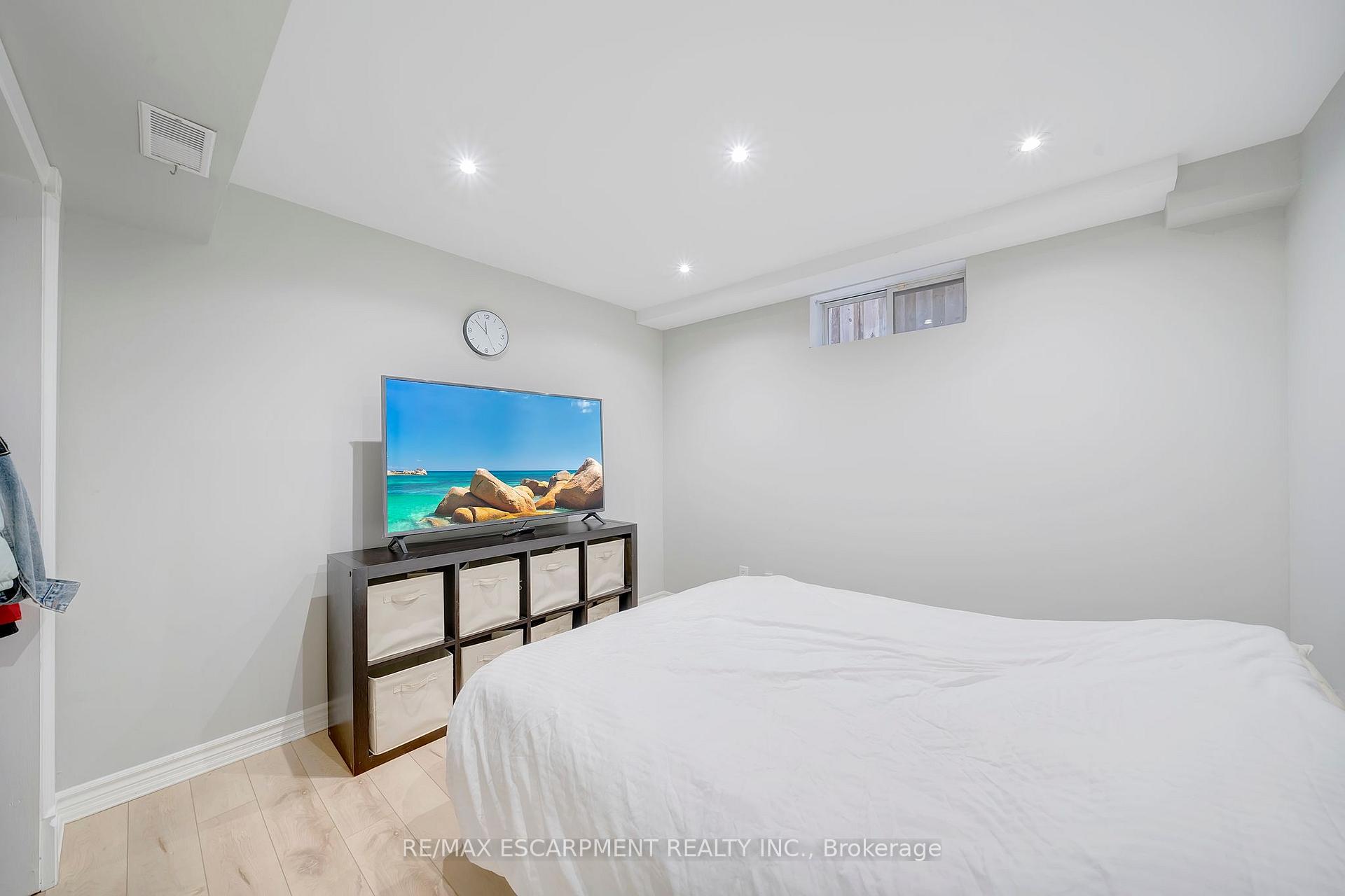 Photo 24 of 37 Dalegrove Crescent, Hamilton, Stoney Creek — HOMEH