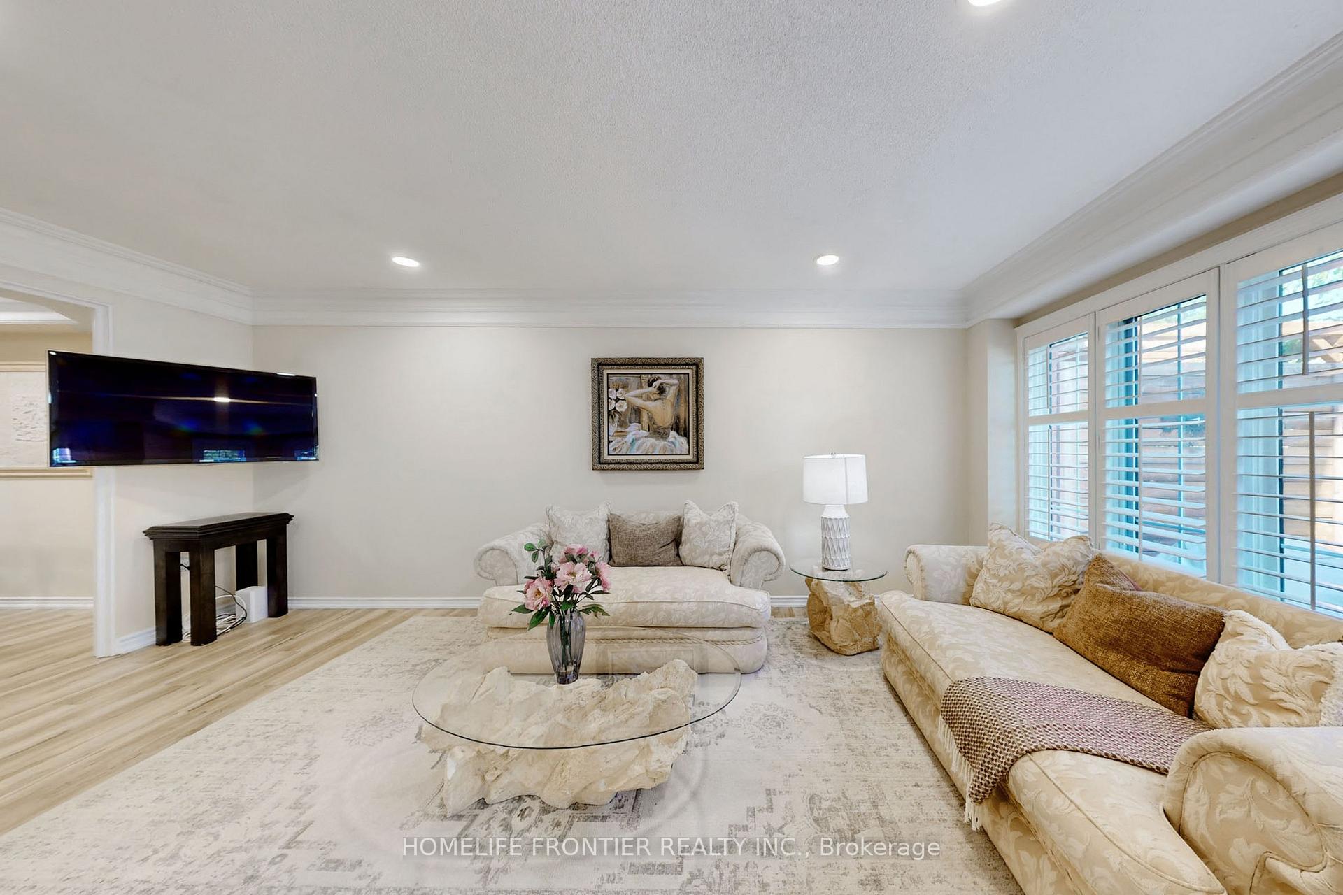 Photo 10 of 25 Karl Court, Vaughan, Beverley Glen — HOMEH