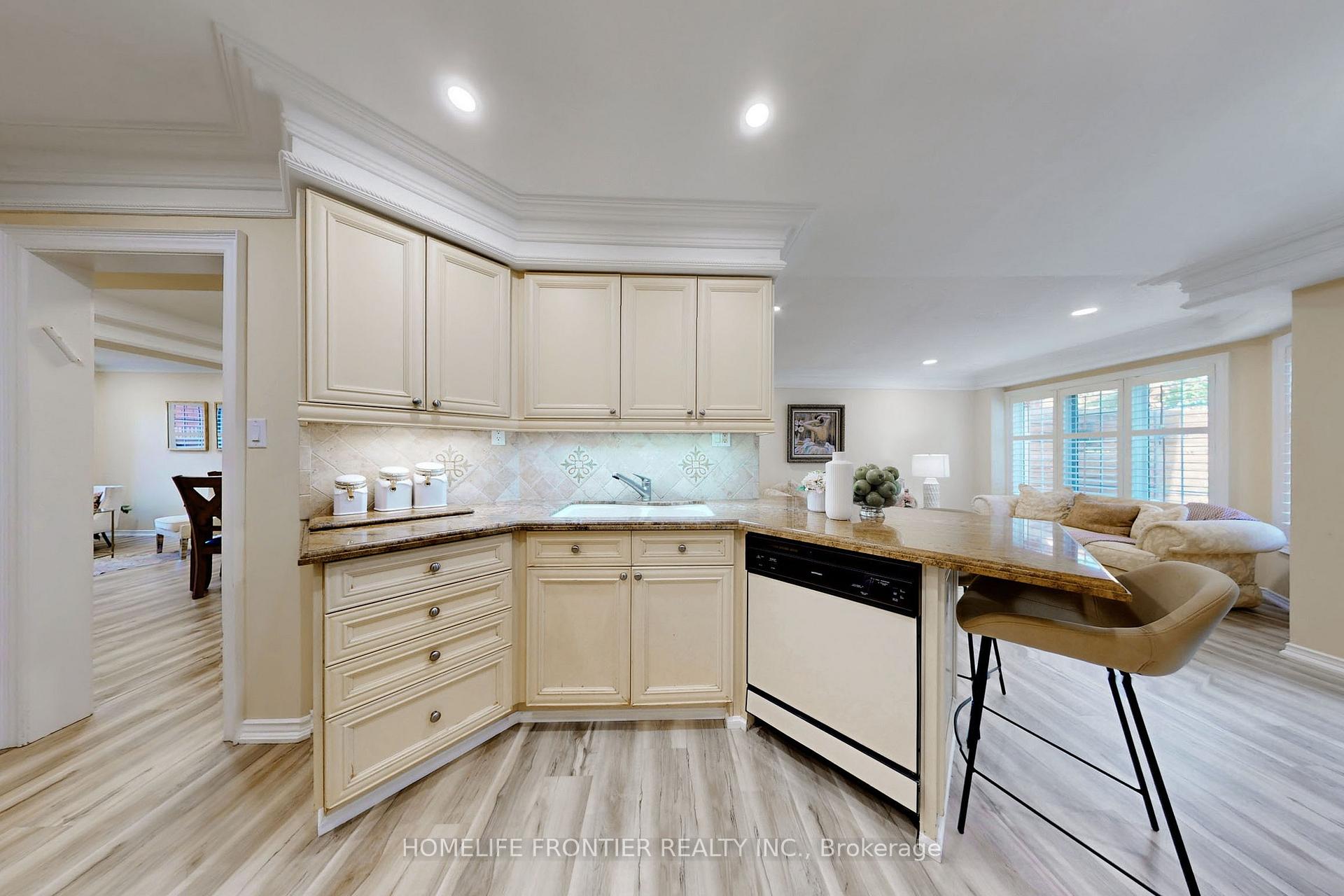 Photo 12 of 25 Karl Court, Vaughan, Beverley Glen — HOMEH