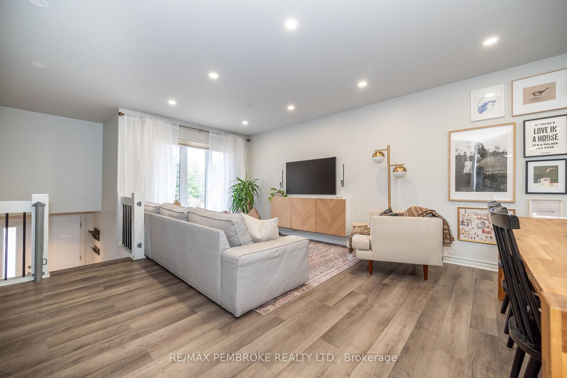 Photo 4 of 1310 Victoria Street, Petawawa — HOMEH