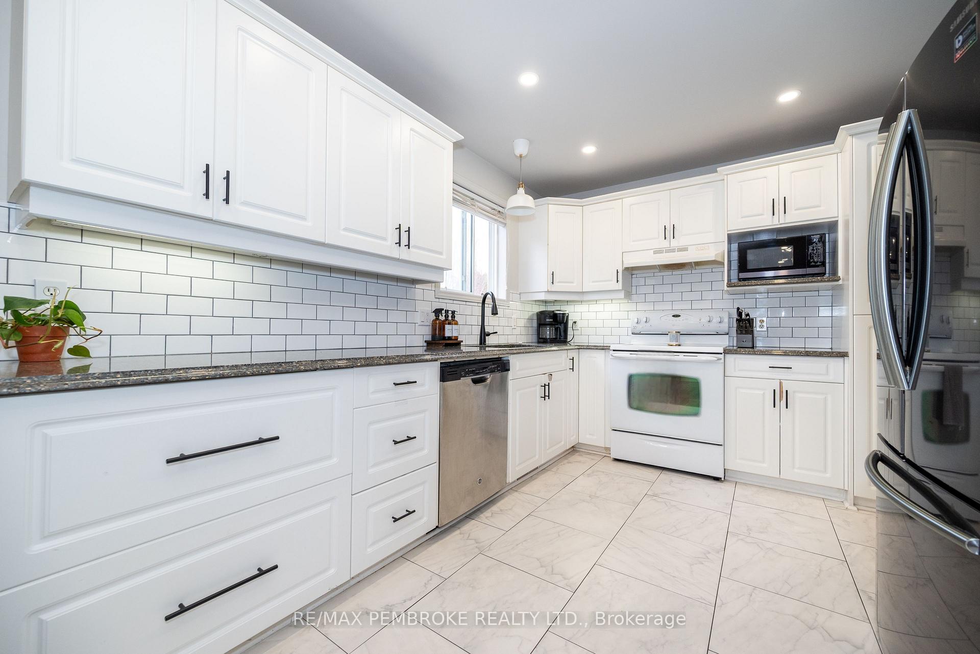 Photo 5 of 1310 Victoria Street, Petawawa — HOMEH