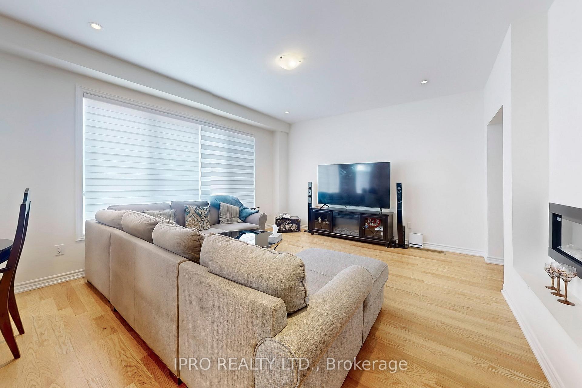 Photo 3 of 905 Rexton Drive, Oshawa, Kedron — HOMEH