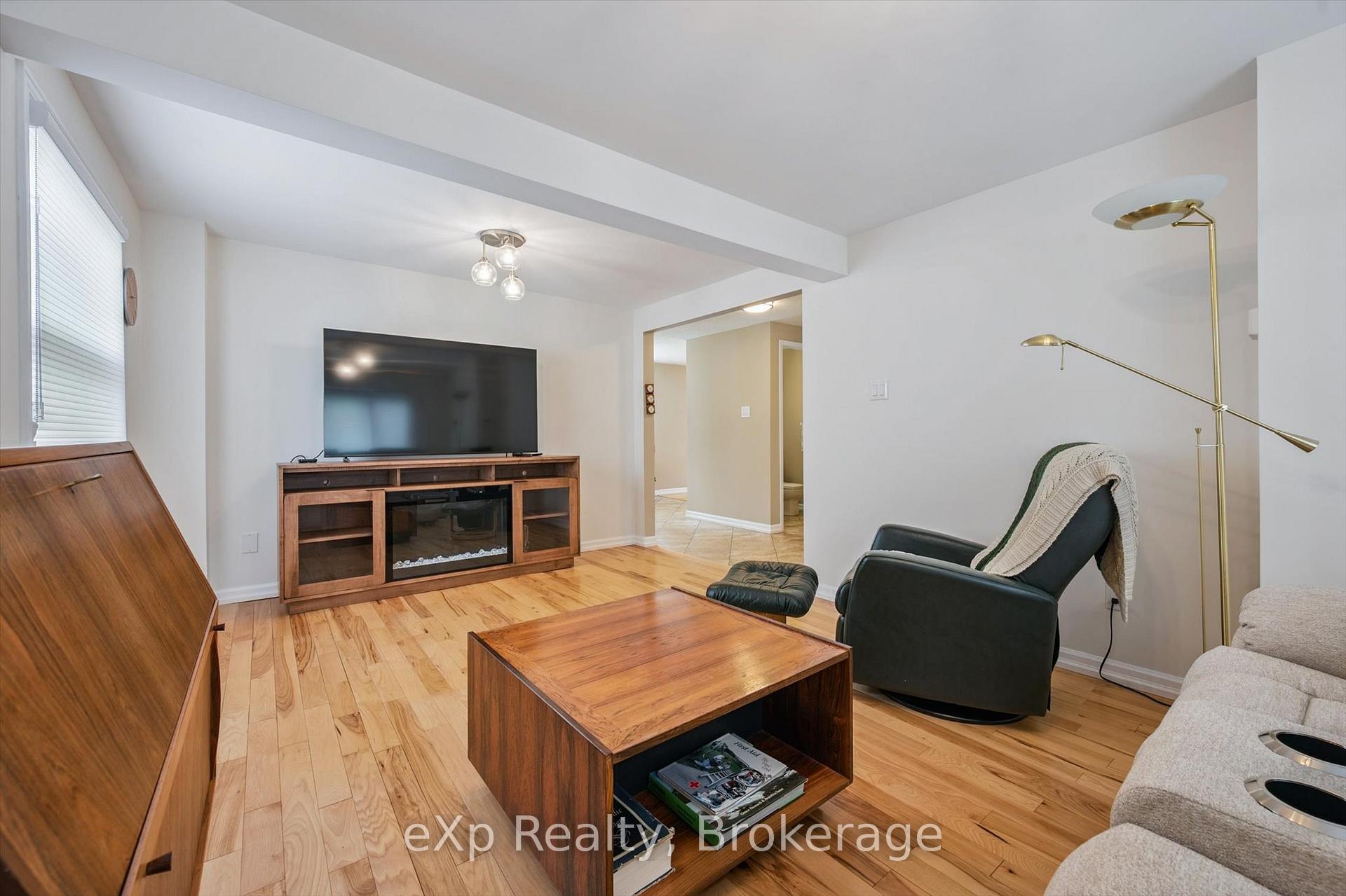 Photo 4 of 8 Aspen Valley Crescent, Guelph, Kortright West — HOMEH