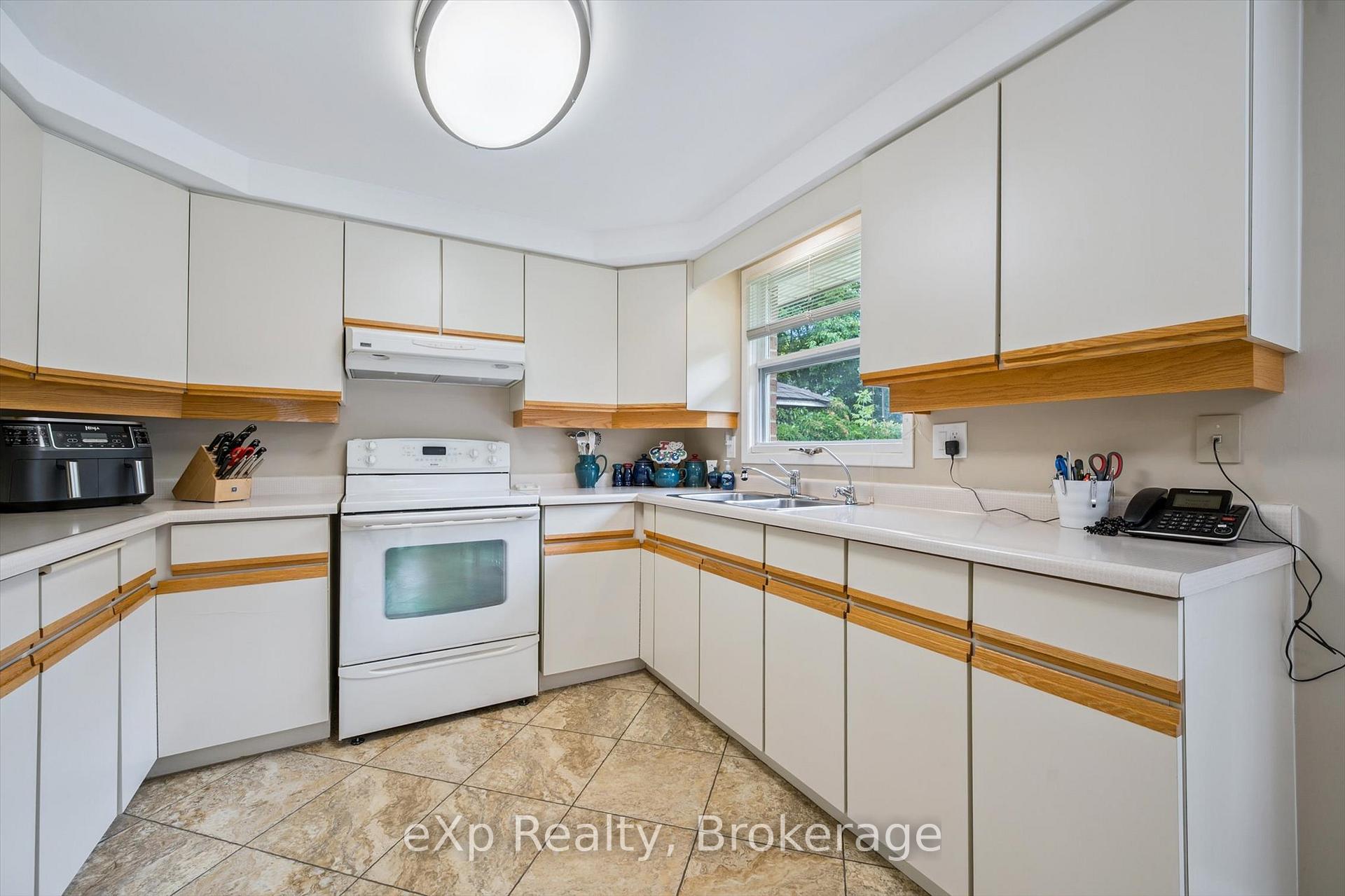 Photo 5 of 8 Aspen Valley Crescent, Guelph, Kortright West — HOMEH