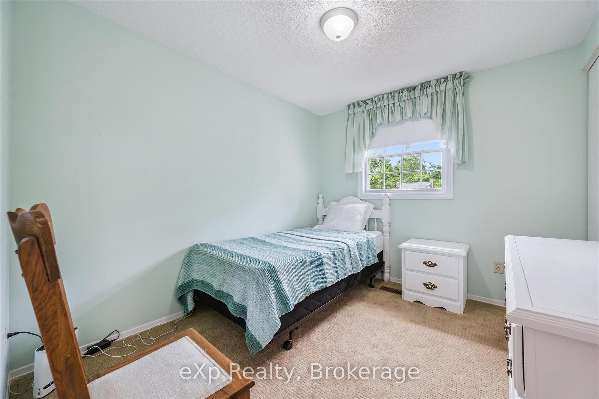 Photo 12 of 8 Aspen Valley Crescent, Guelph, Kortright West — HOMEH