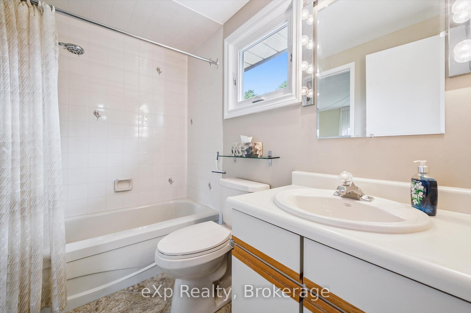Photo 16 of 8 Aspen Valley Crescent, Guelph, Kortright West — HOMEH