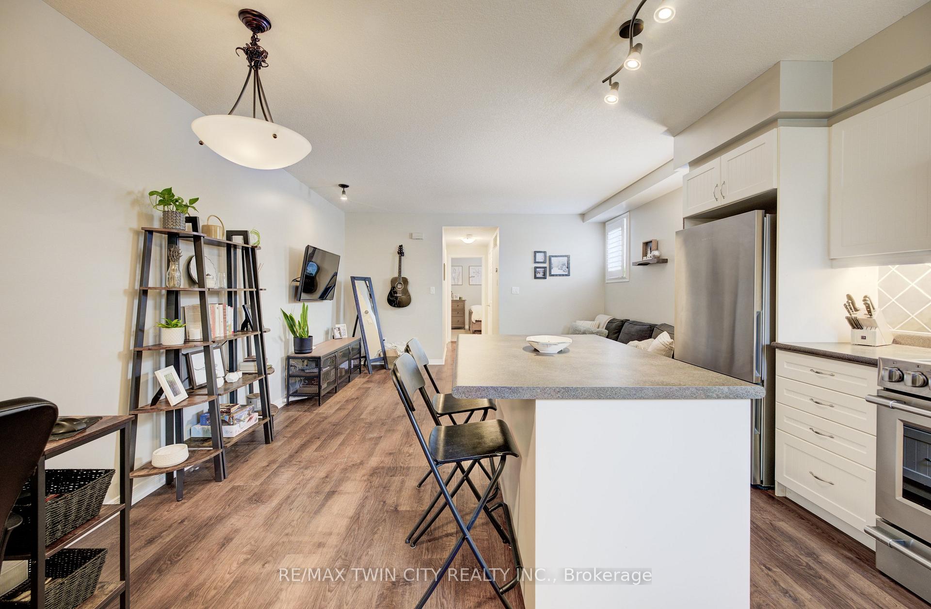 Photo 6 of Unit D9, 240 Westmeadow Drive, Kitchener — HOMEH
