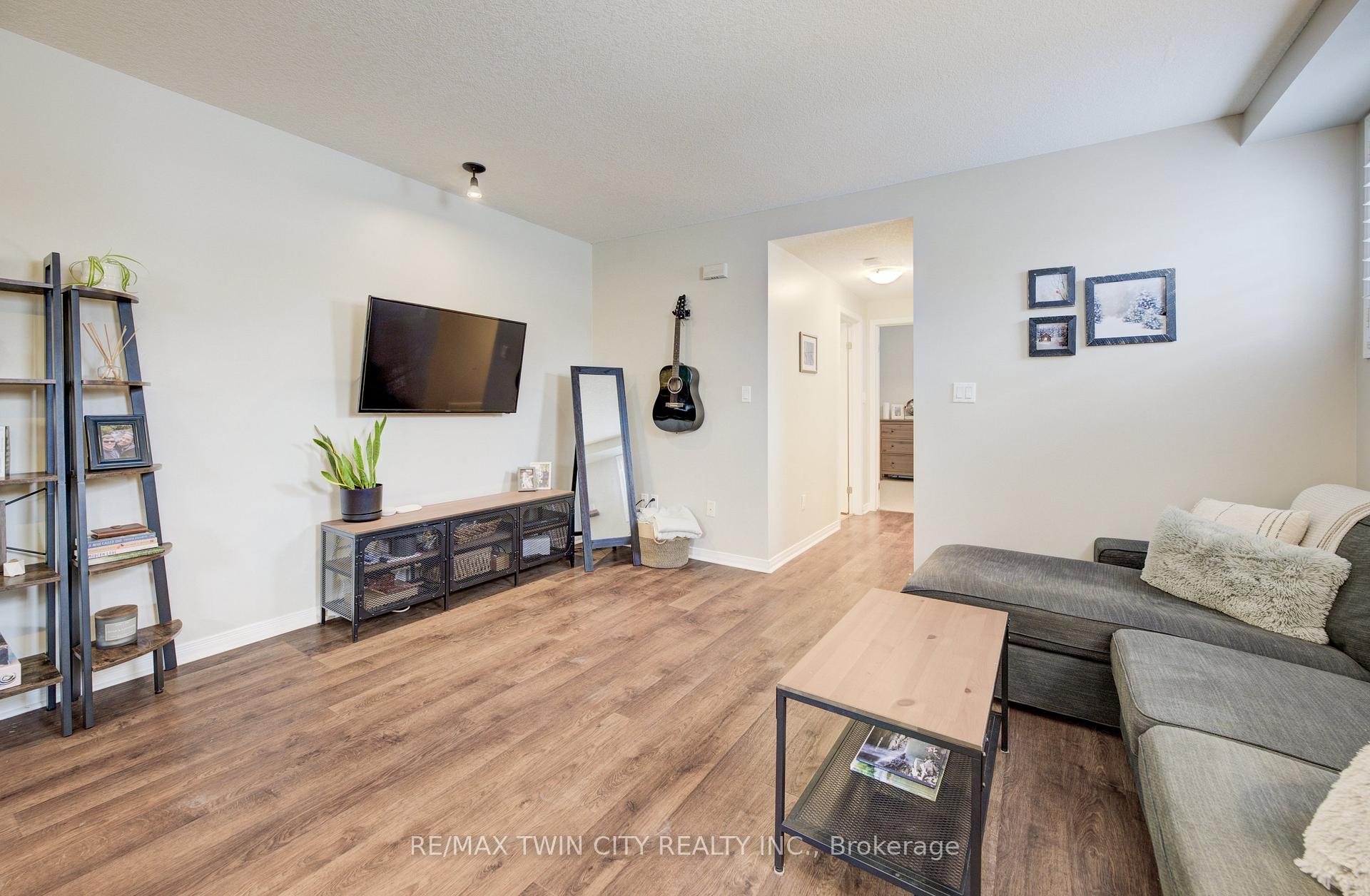 Photo 12 of Unit D9, 240 Westmeadow Drive, Kitchener — HOMEH