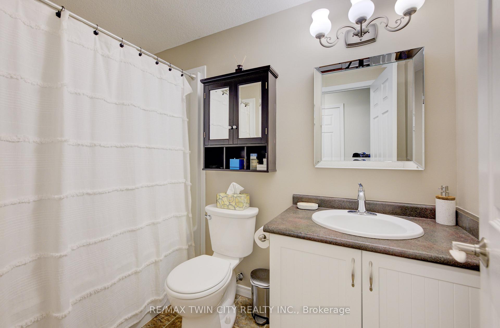 Photo 7 of Unit D9, 240 Westmeadow Drive, Kitchener — HOMEH
