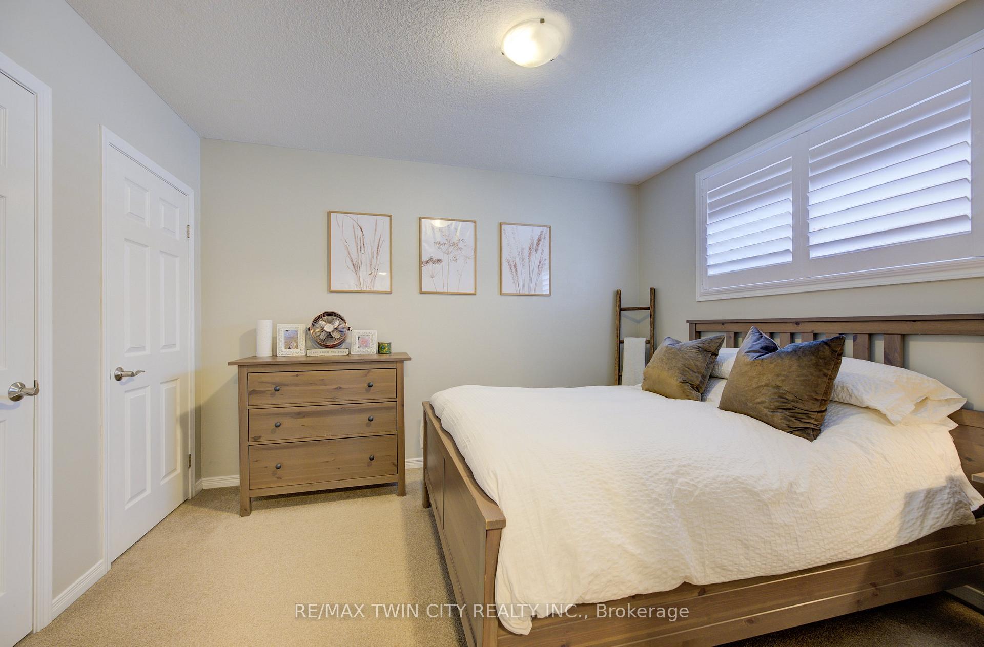 Photo 15 of Unit D9, 240 Westmeadow Drive, Kitchener — HOMEH