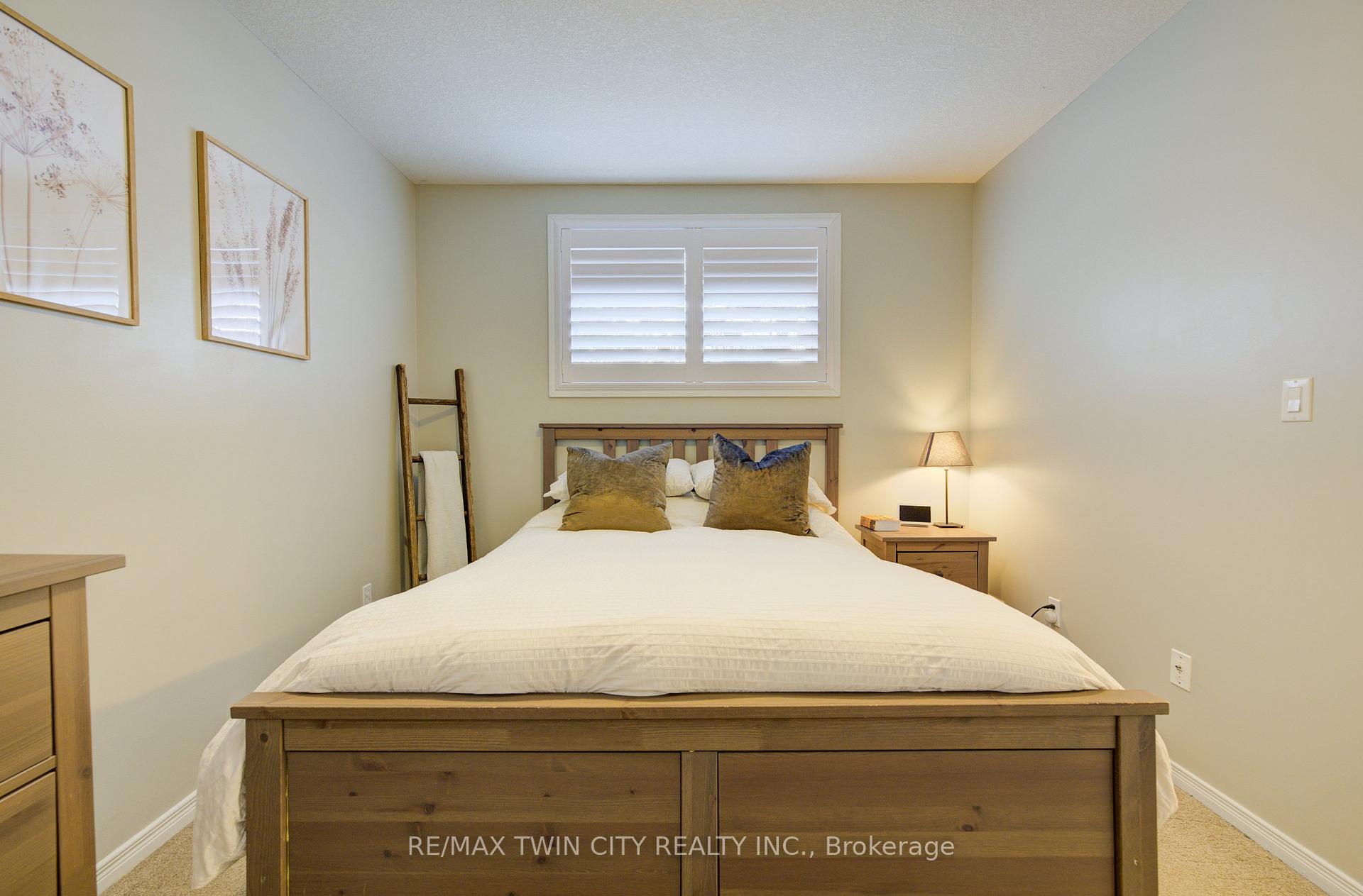 Photo 13 of Unit D9, 240 Westmeadow Drive, Kitchener — HOMEH
