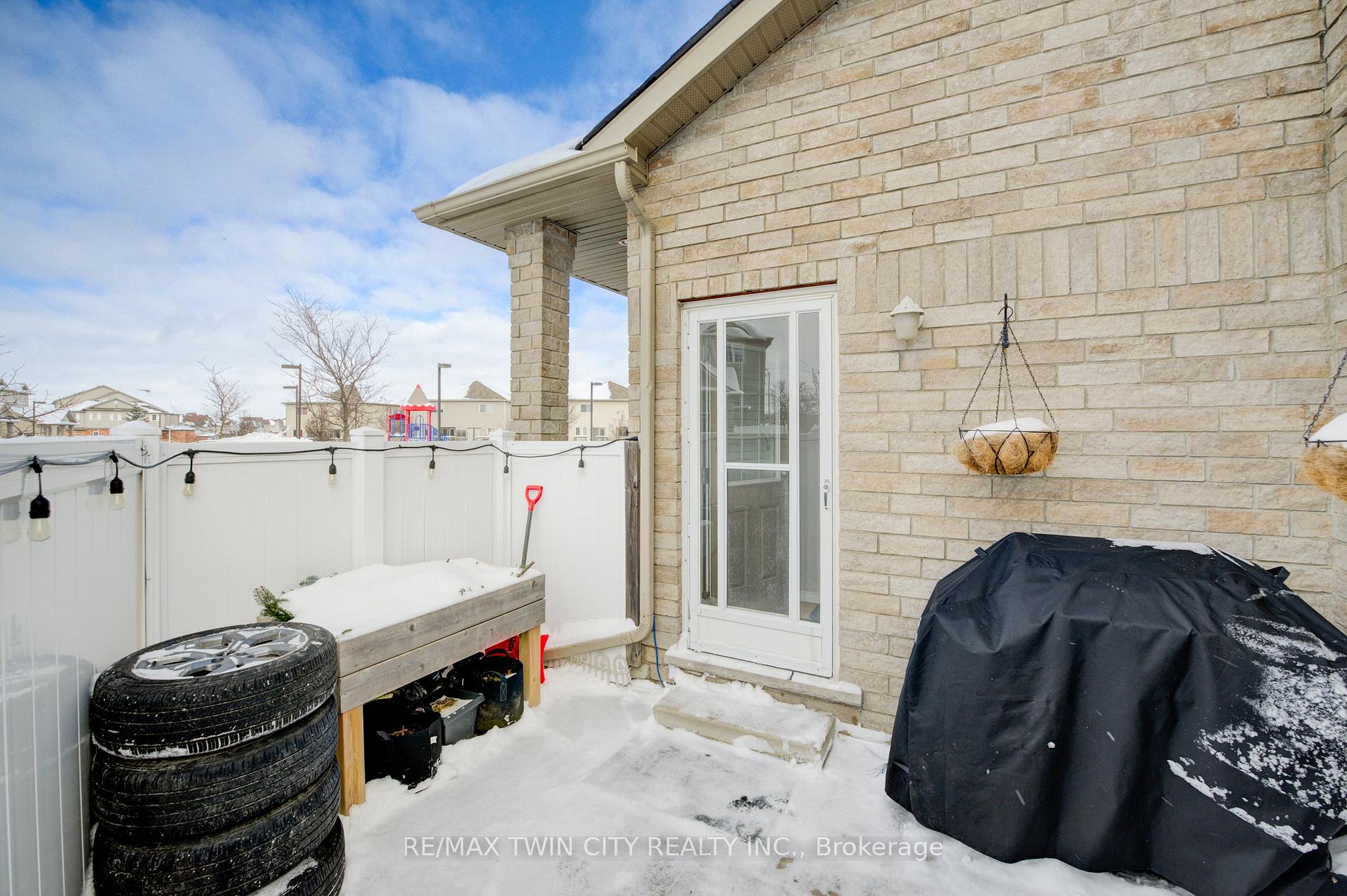Photo 17 of Unit D9, 240 Westmeadow Drive, Kitchener — HOMEH