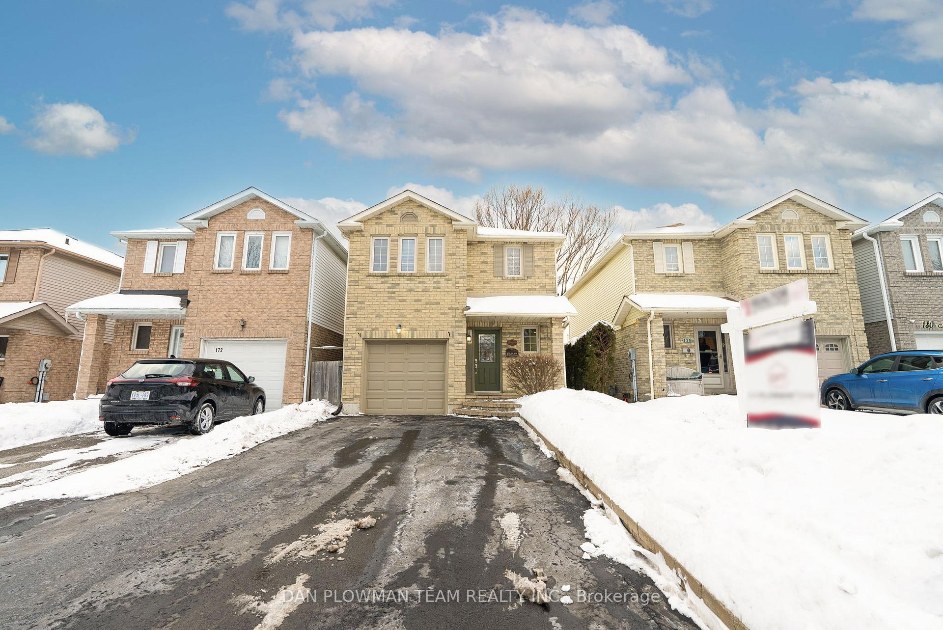 Photo 5 of 174 Adele Crescent, Oshawa, McLaughlin — HOMEH