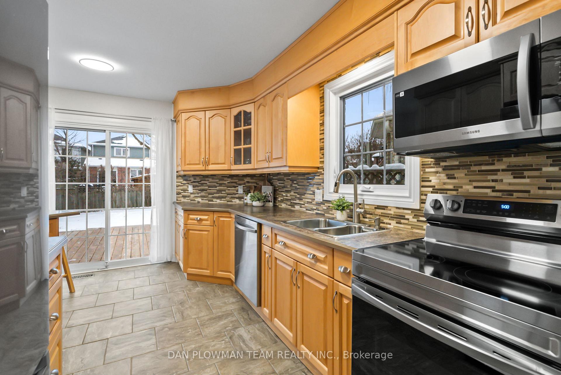 Photo 4 of 174 Adele Crescent, Oshawa, McLaughlin — HOMEH