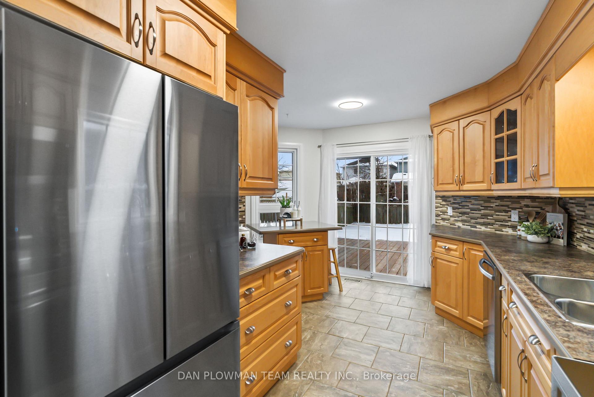 Photo 8 of 174 Adele Crescent, Oshawa, McLaughlin — HOMEH