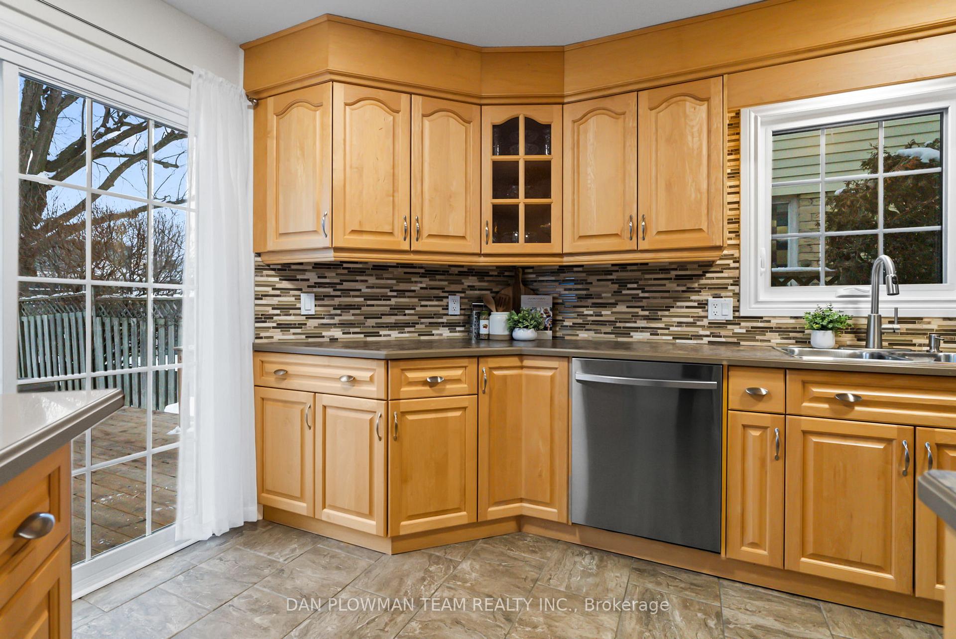 Photo 6 of 174 Adele Crescent, Oshawa, McLaughlin — HOMEH