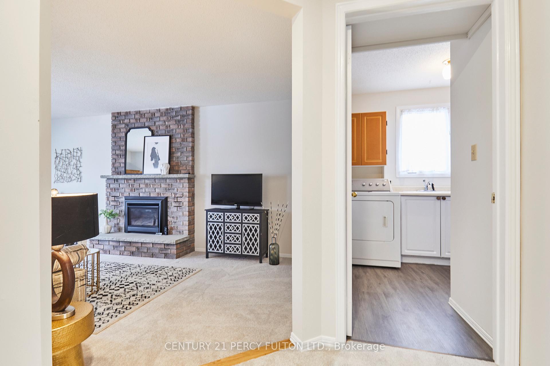 Photo 4 of 111 Foxhunt Trail, Clarington, Courtice — HOMEH