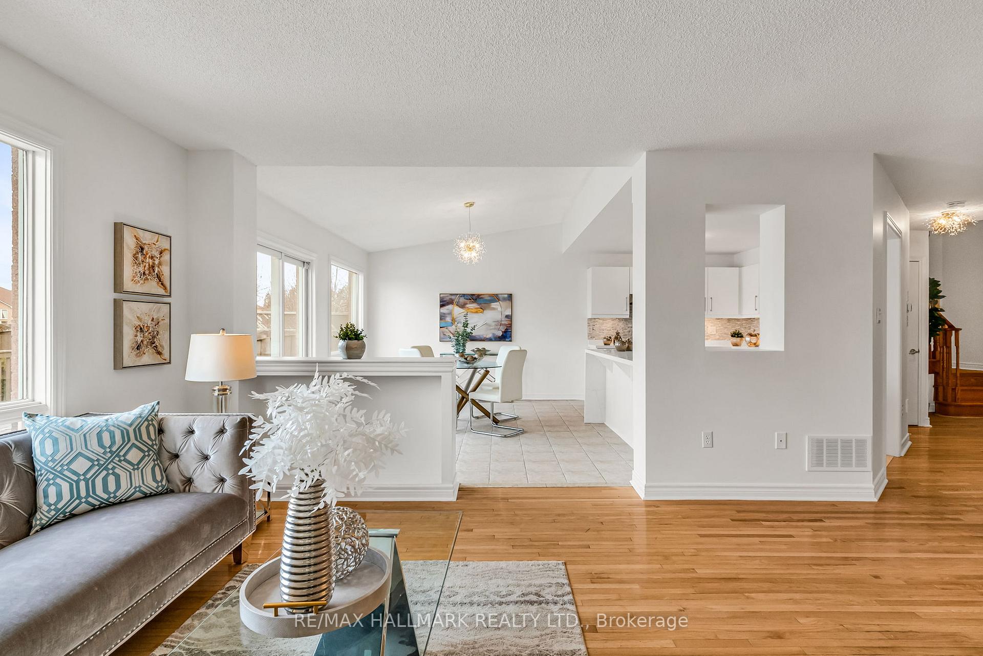 Photo 7 of 79 Aventura Crescent, Vaughan, Sonoma Heights — HOMEH