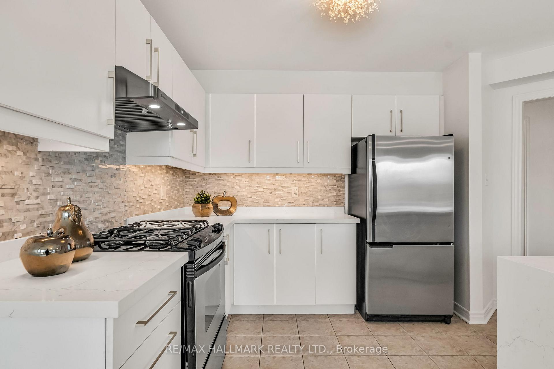 Photo 5 of 79 Aventura Crescent, Vaughan, Sonoma Heights — HOMEH