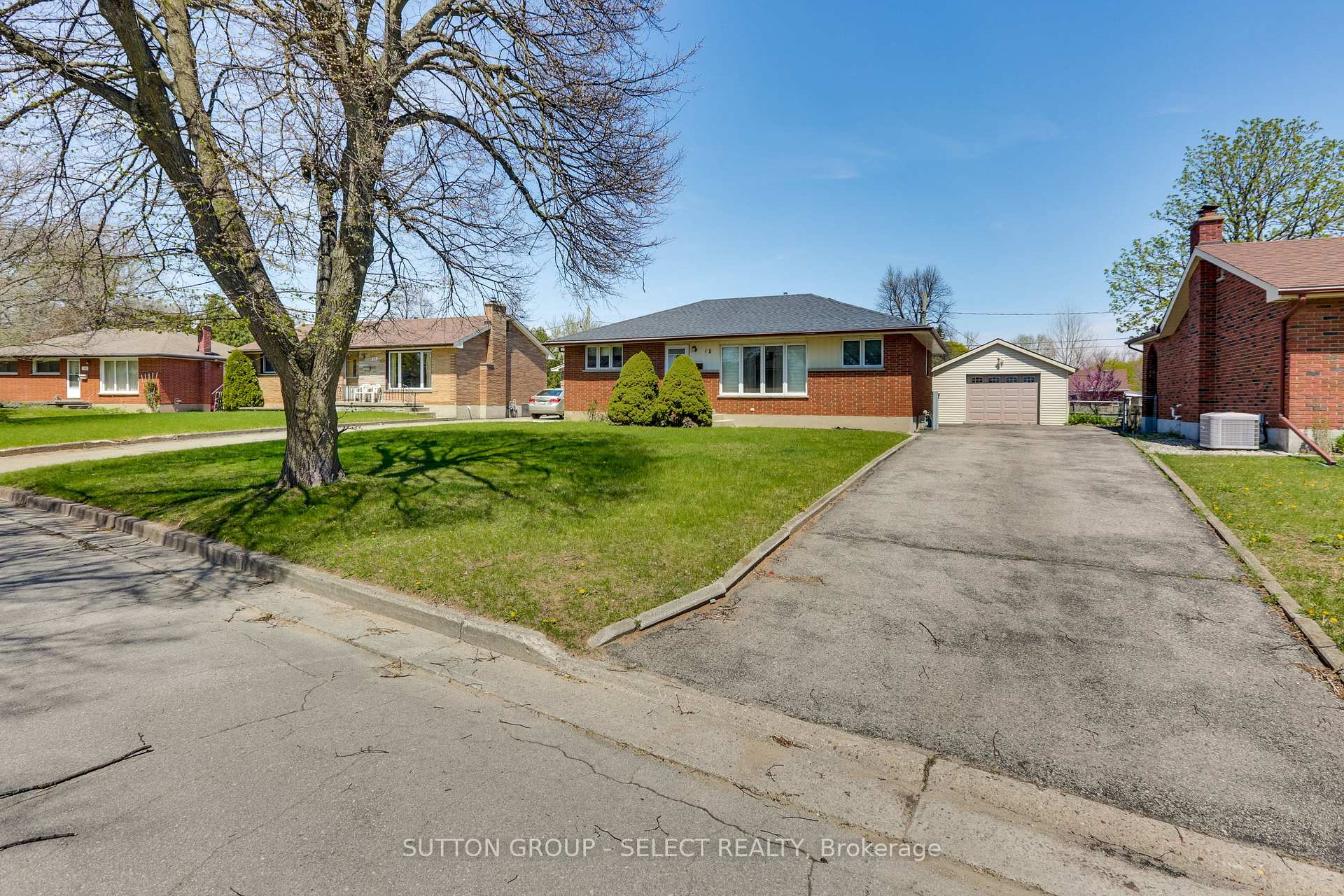 Front of 18 Laurentian Drive S