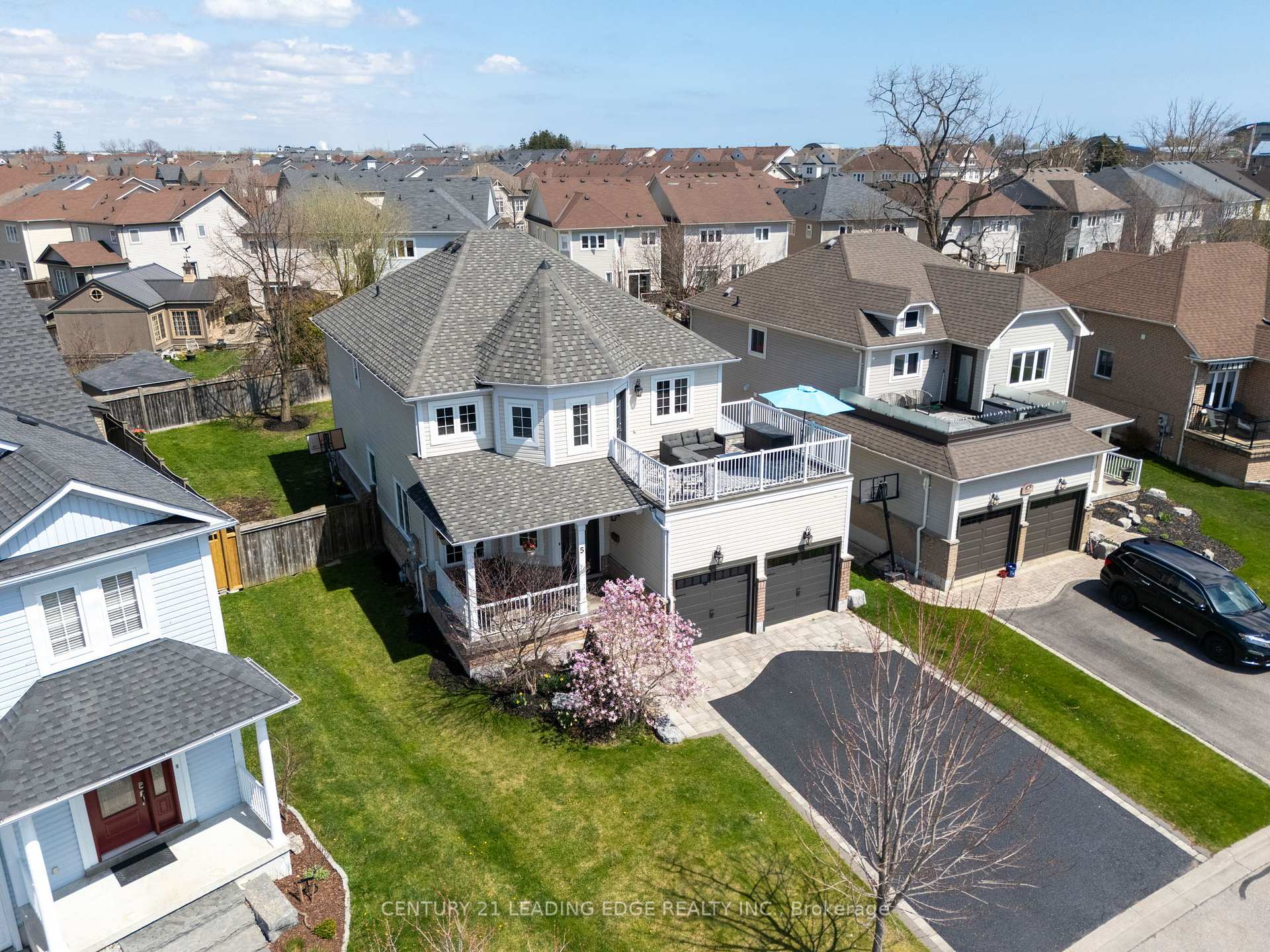 Photo 2 of 5 Eggert Court, Whitby, Port Whitby — HOMEH