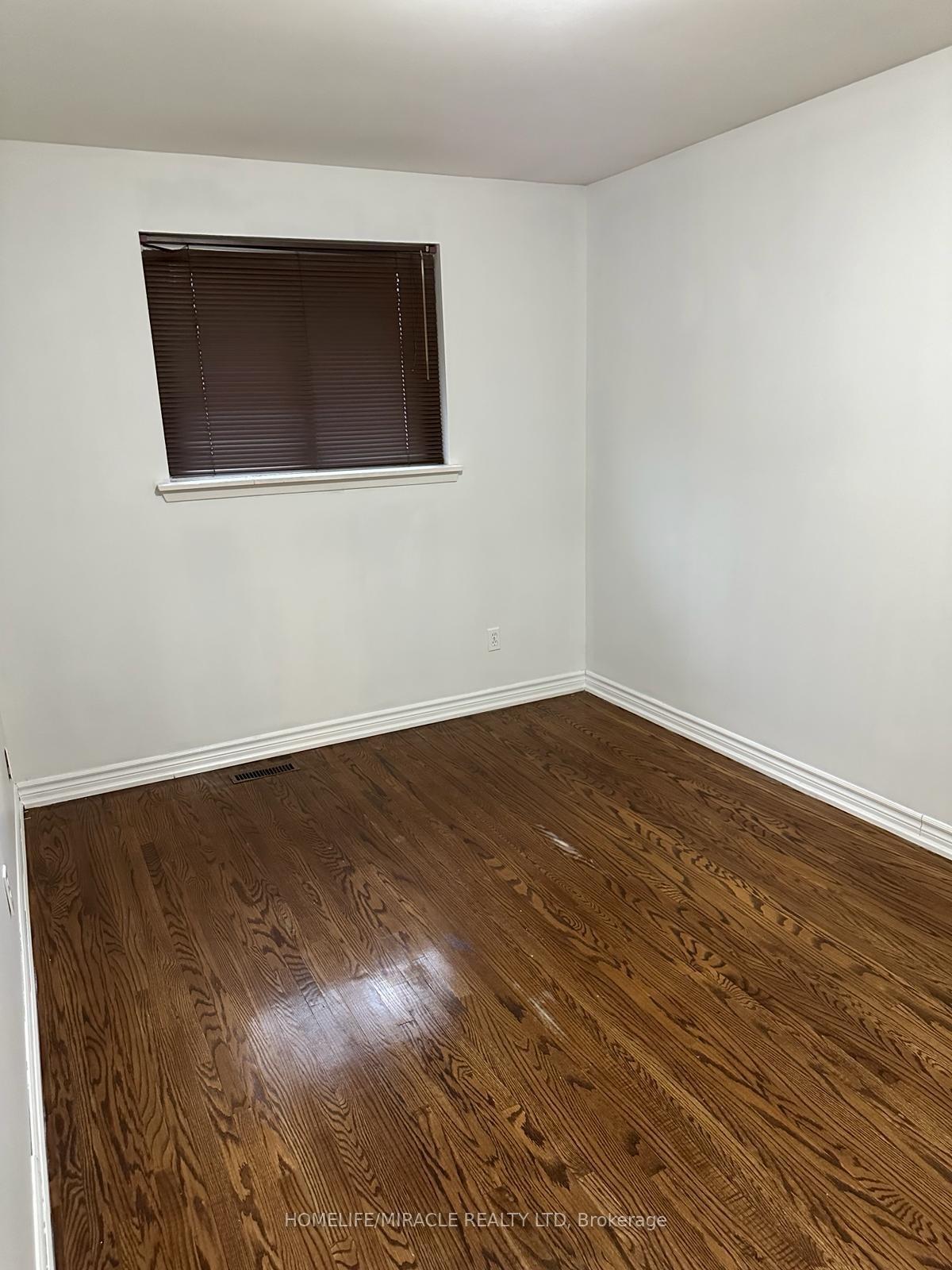 Photo 3 of 16 Eldon Court, Brampton, Avondale — HOMEH