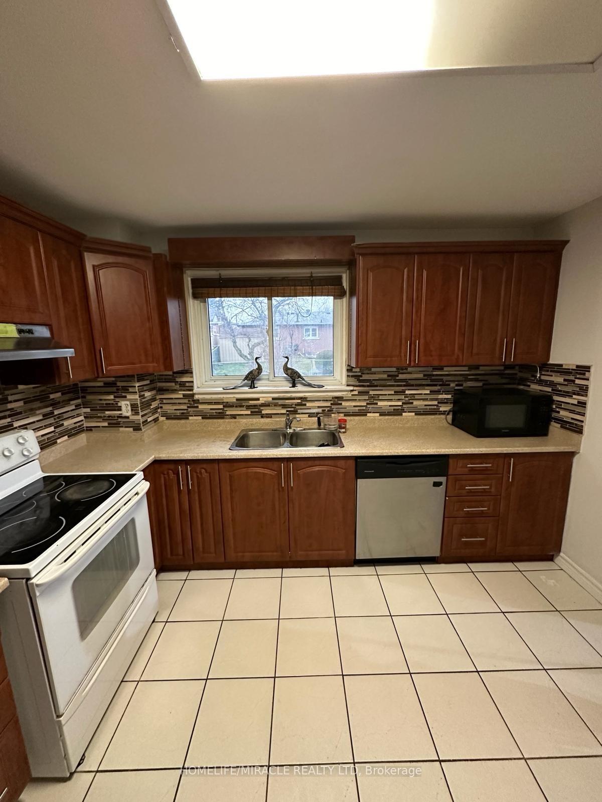 Photo 4 of 16 Eldon Court, Brampton, Avondale — HOMEH