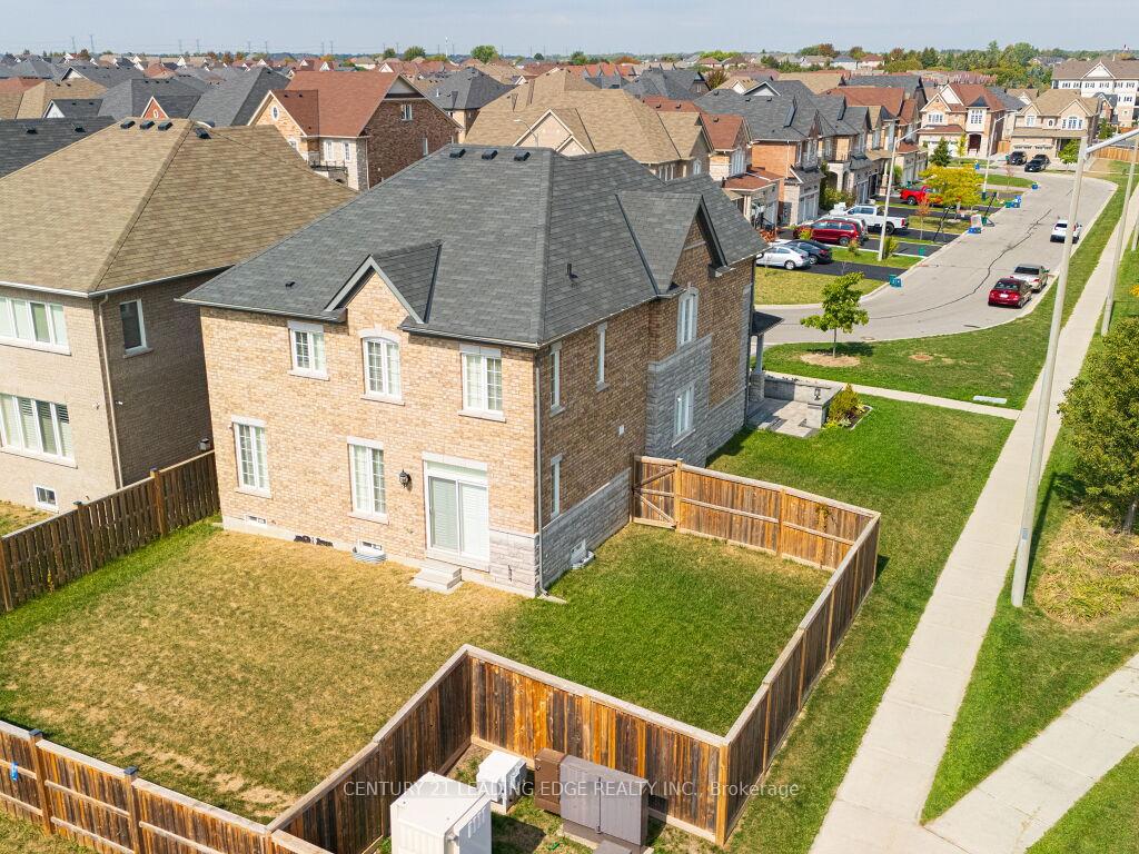 Photo 3 of 39 Butson Crescent, Clarington, Bowmanville — HOMEH