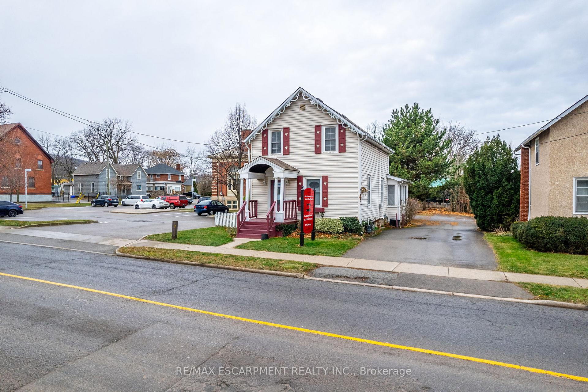 Photo 3 of 35 Ontario Street, Grimsby, Grimsby East — HOMEH