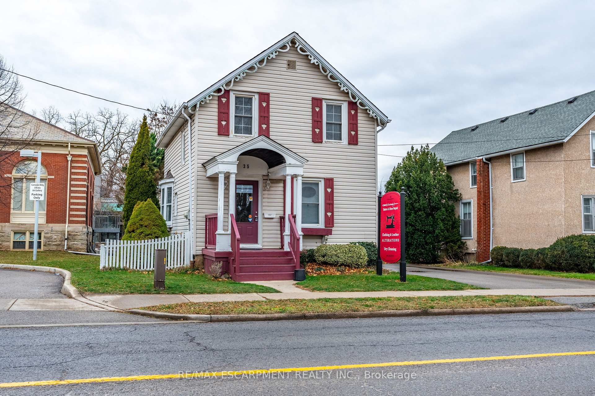 Photo 4 of 35 Ontario Street, Grimsby, Grimsby East — HOMEH