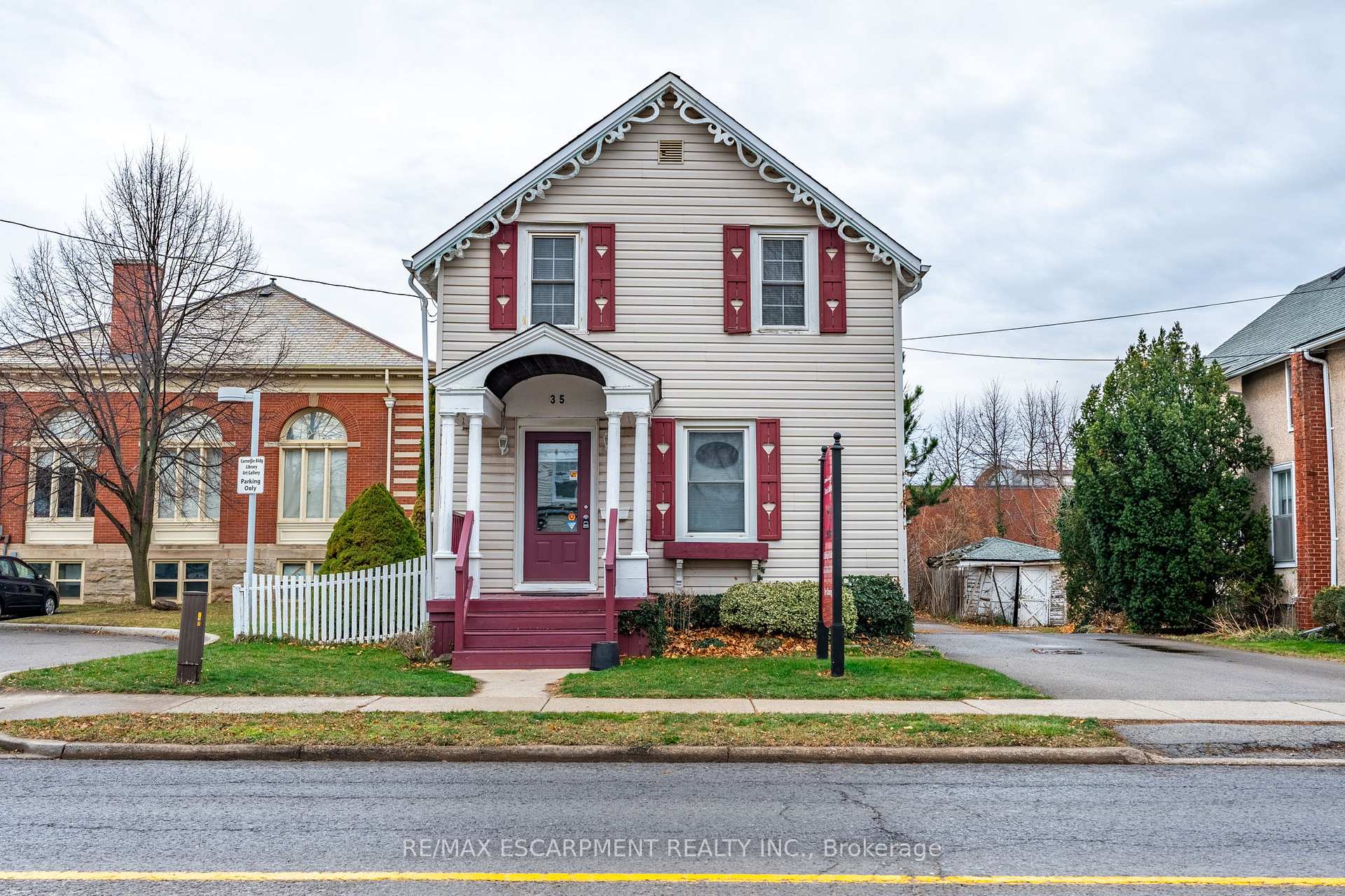 Photo 5 of 35 Ontario Street, Grimsby, Grimsby East — HOMEH