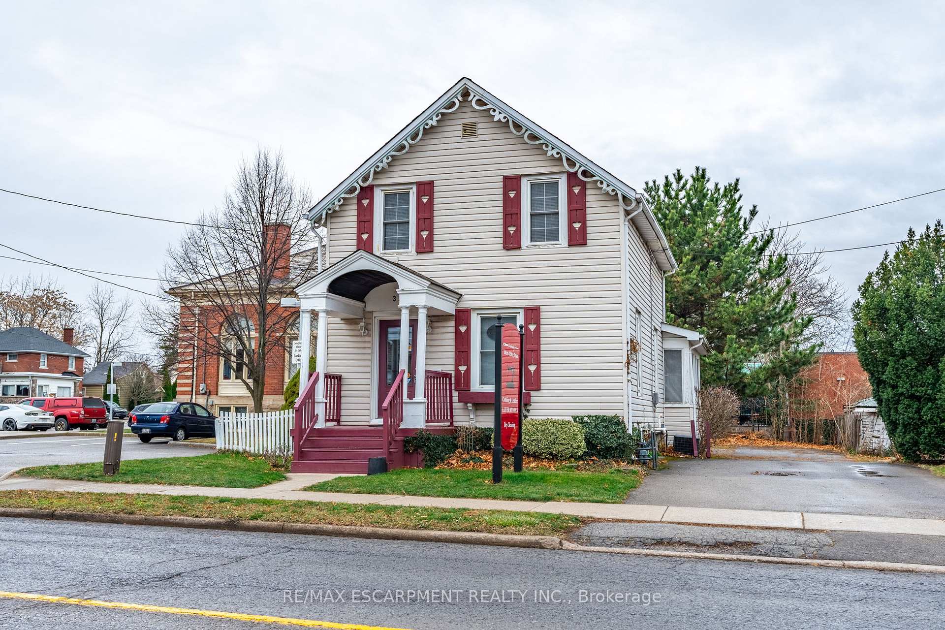 Photo 6 of 35 Ontario Street, Grimsby, Grimsby East — HOMEH