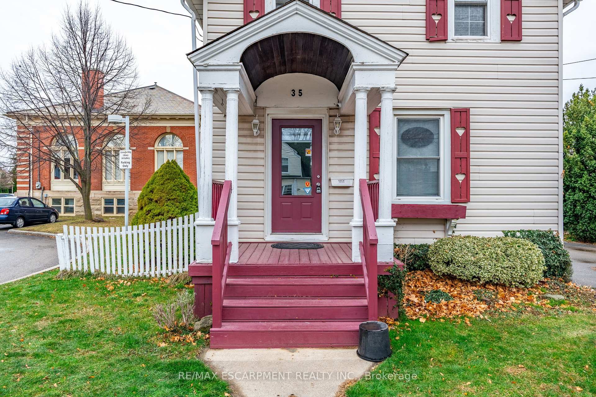 Photo 8 of 35 Ontario Street, Grimsby, Grimsby East — HOMEH