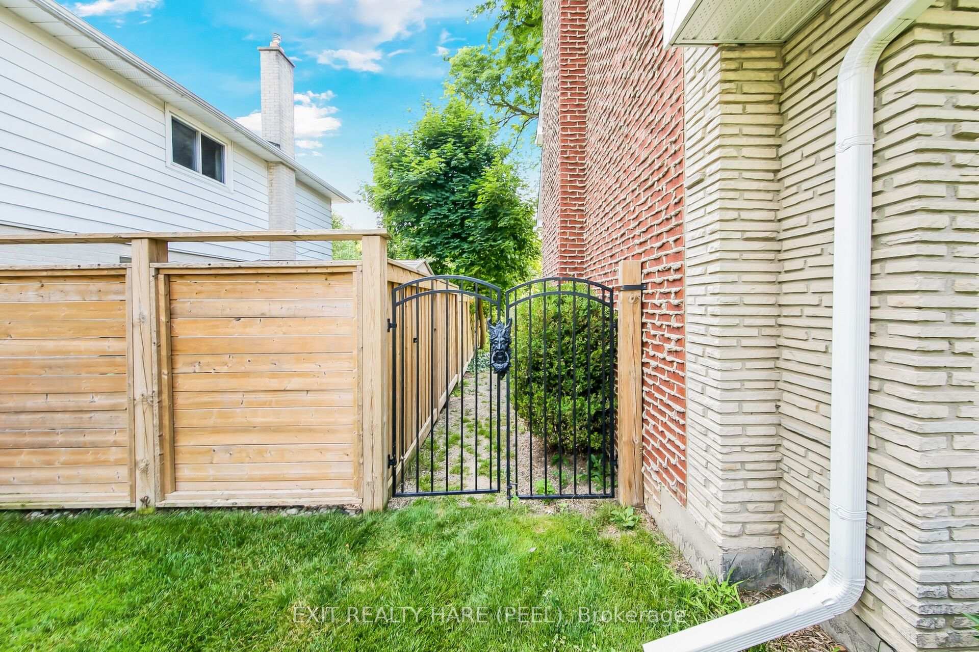 Photo 3 of 35 Ridgehill Drive, Brampton, Brampton South — HOMEH