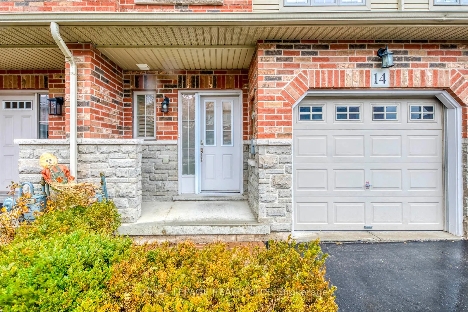Photo 3 of 14 Marina Point Crescent, Hamilton, Winona Park — HOMEH