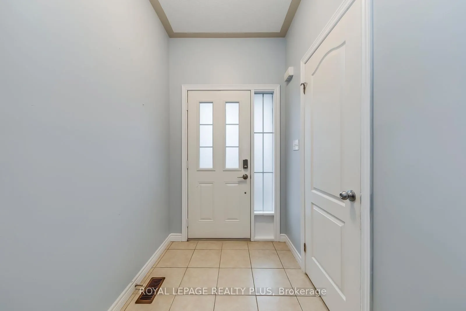 Photo 4 of 14 Marina Point Crescent, Hamilton, Winona Park — HOMEH