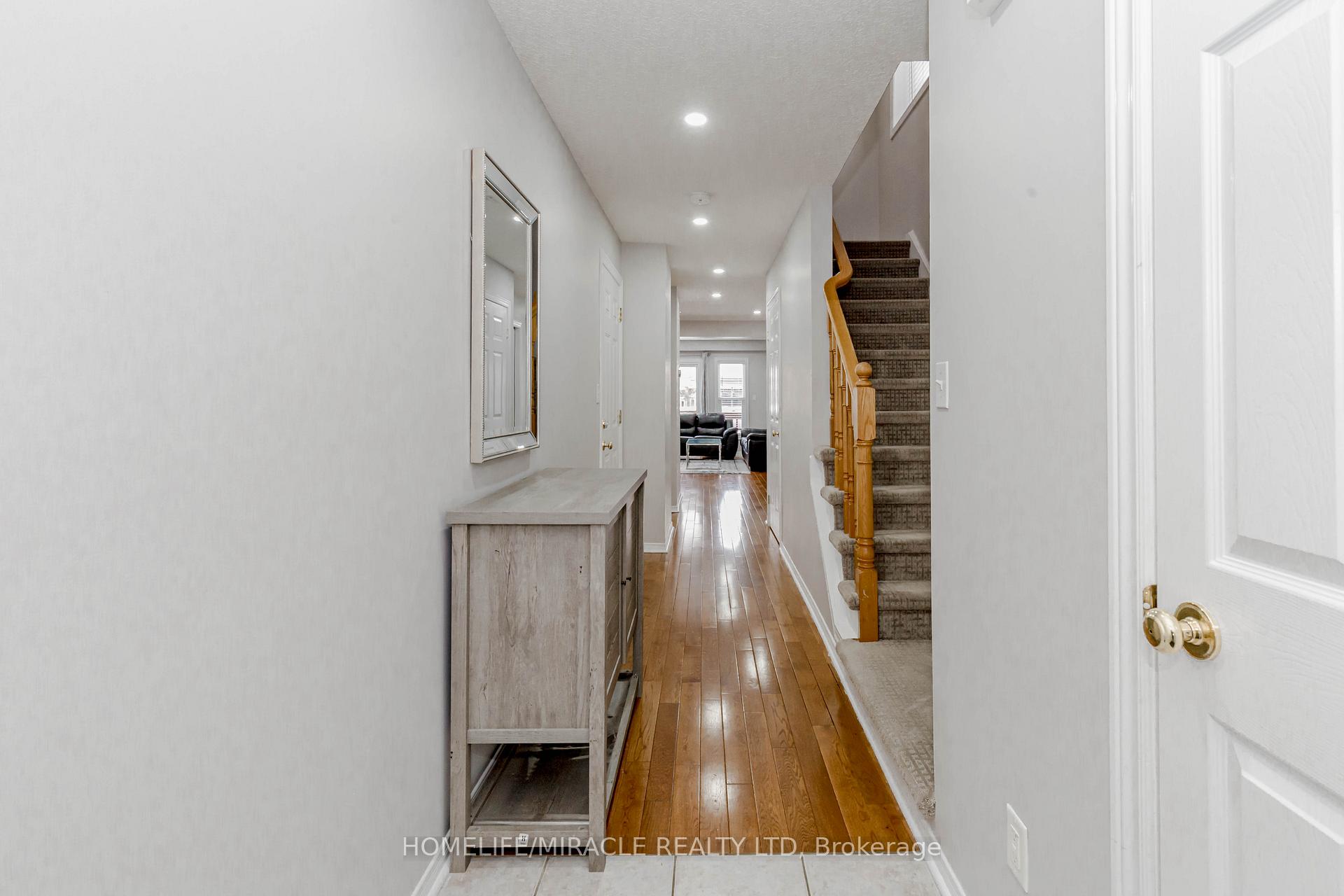 Photo 3 of 25 Donnenwerth Drive, Kitchener — HOMEH