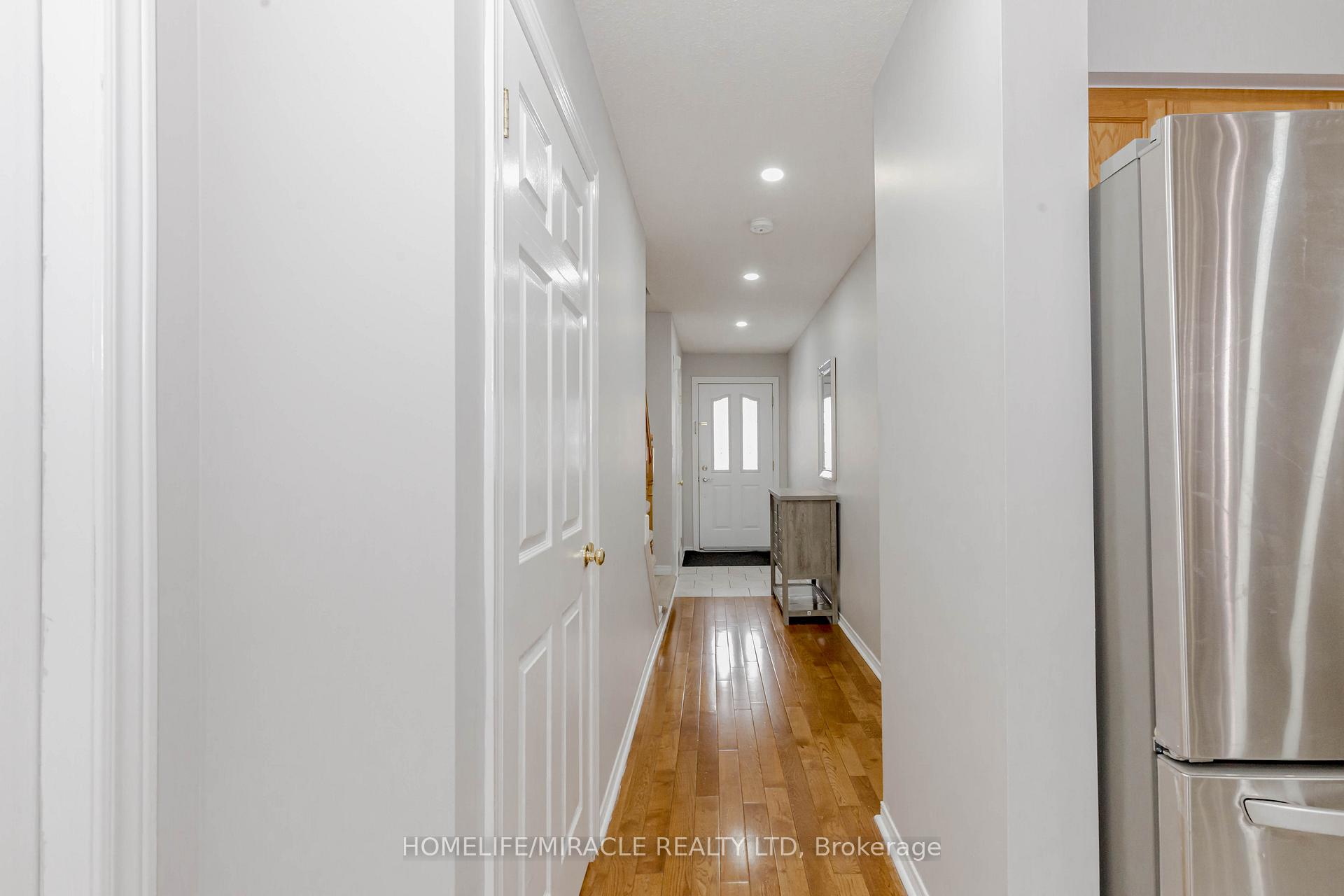 Photo 2 of 25 Donnenwerth Drive, Kitchener — HOMEH