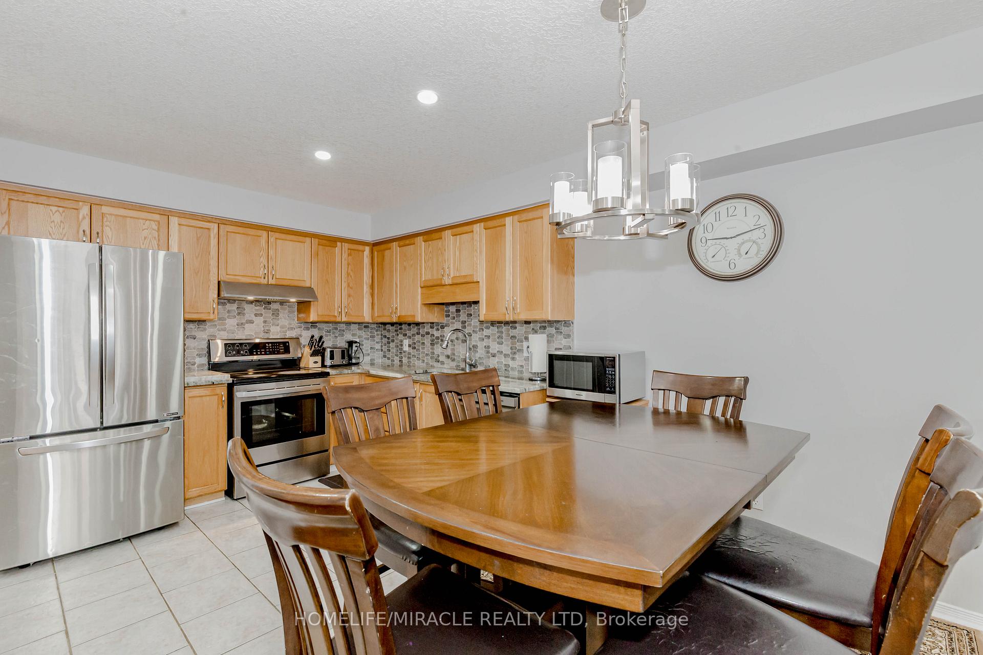 Photo 5 of 25 Donnenwerth Drive, Kitchener — HOMEH