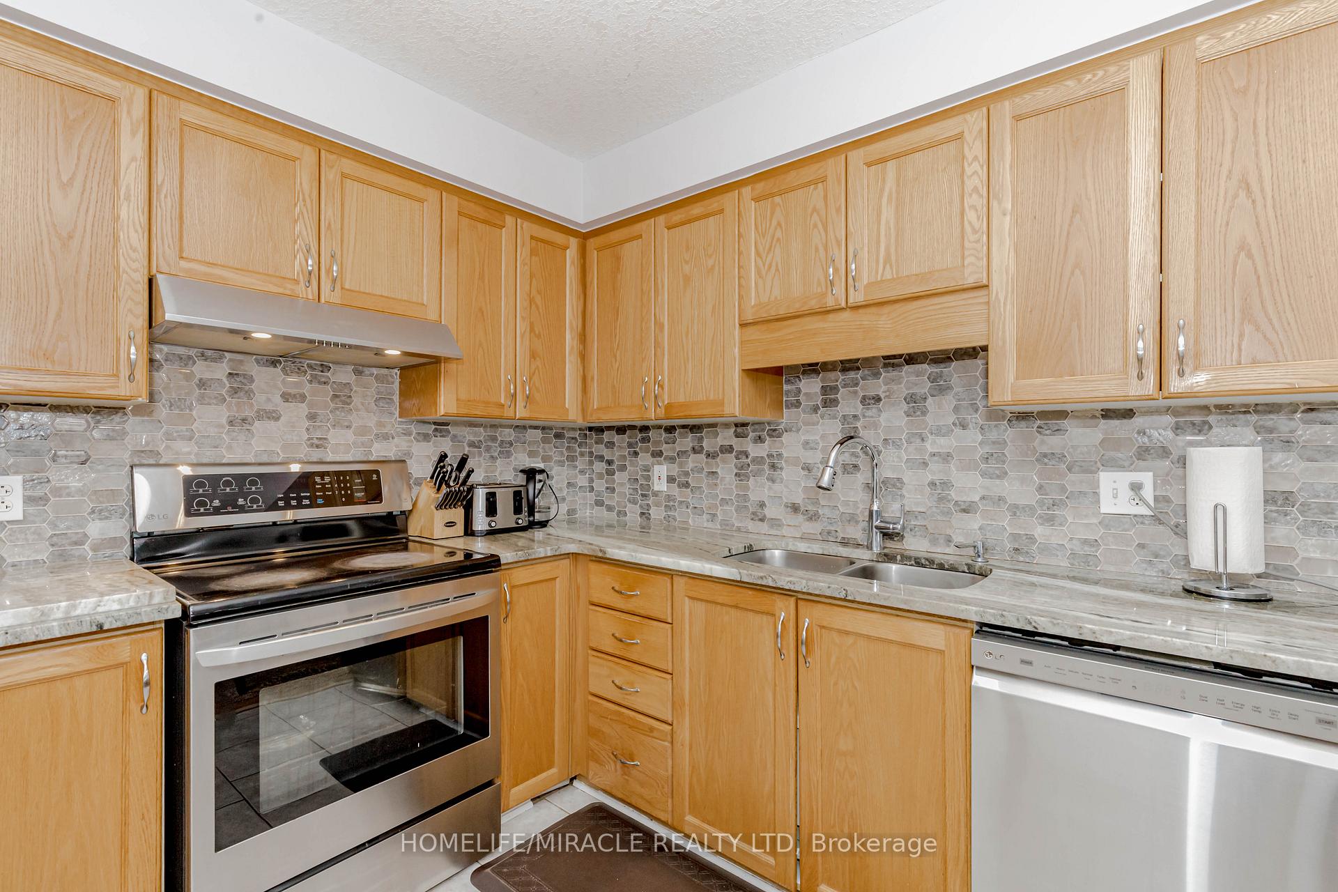Photo 13 of 25 Donnenwerth Drive, Kitchener — HOMEH