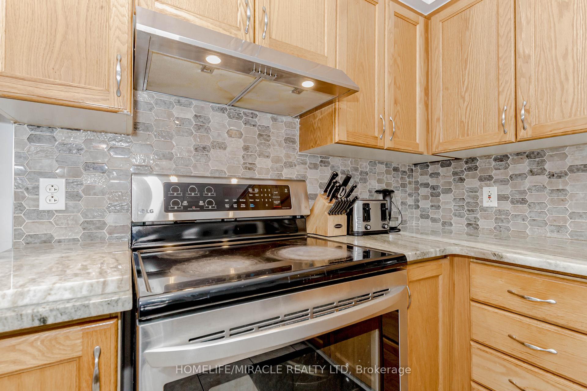 Photo 15 of 25 Donnenwerth Drive, Kitchener — HOMEH