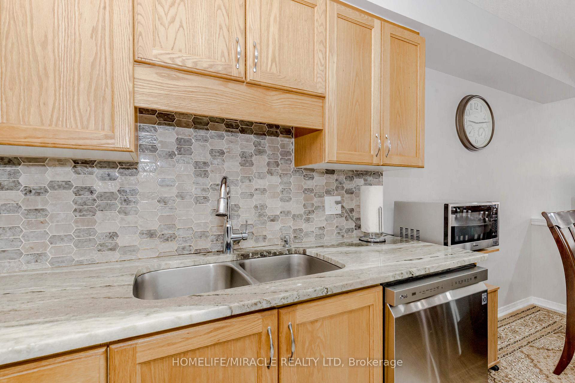 Photo 20 of 25 Donnenwerth Drive, Kitchener — HOMEH