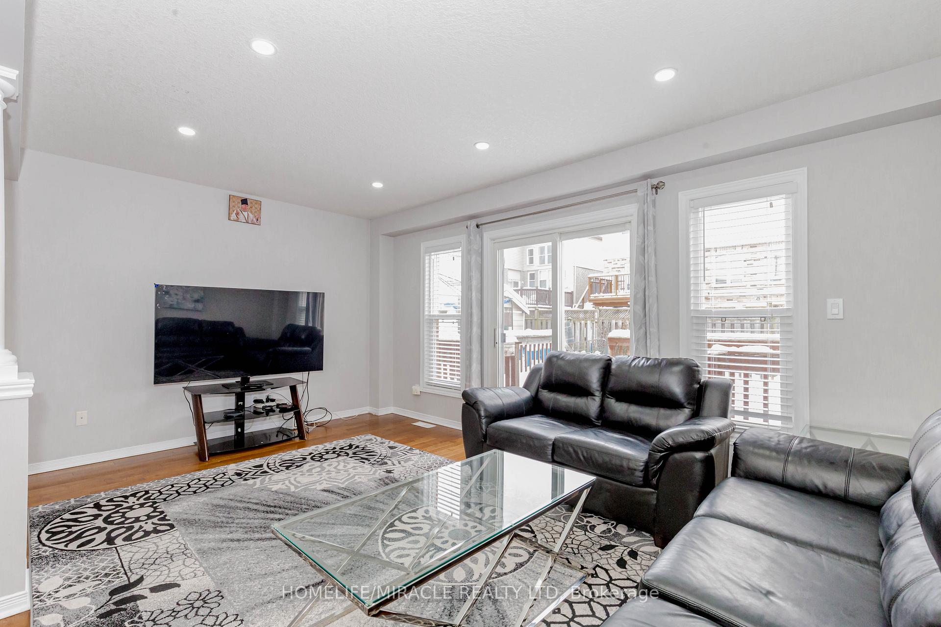 Photo 16 of 25 Donnenwerth Drive, Kitchener — HOMEH