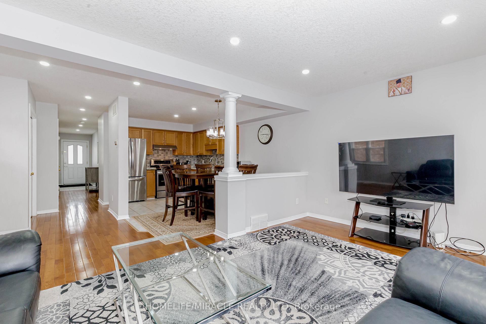 Photo 19 of 25 Donnenwerth Drive, Kitchener — HOMEH