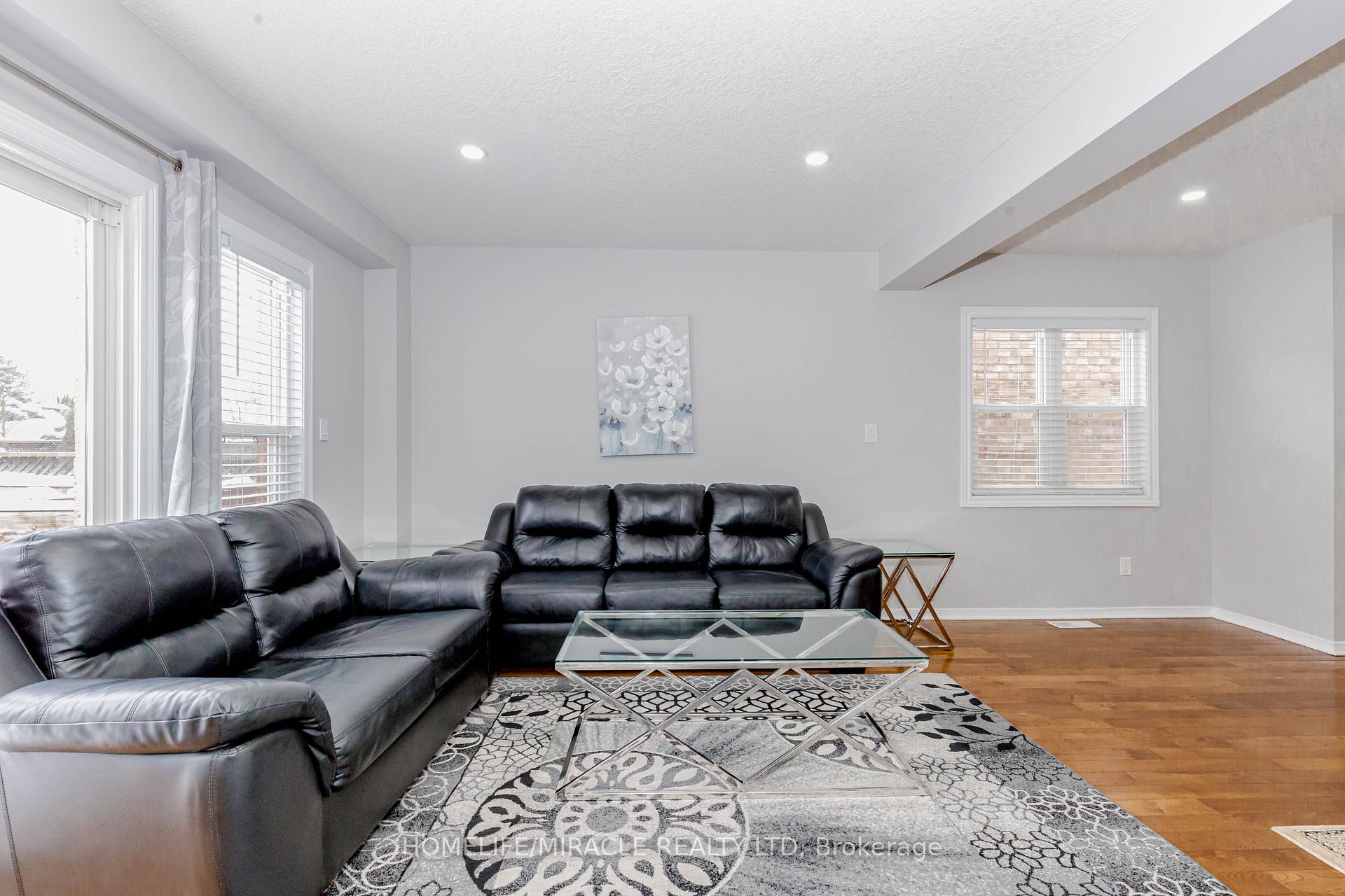 Photo 21 of 25 Donnenwerth Drive, Kitchener — HOMEH