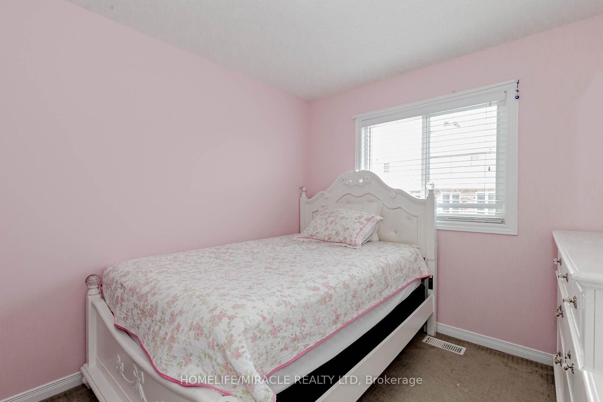 Photo 32 of 25 Donnenwerth Drive, Kitchener — HOMEH