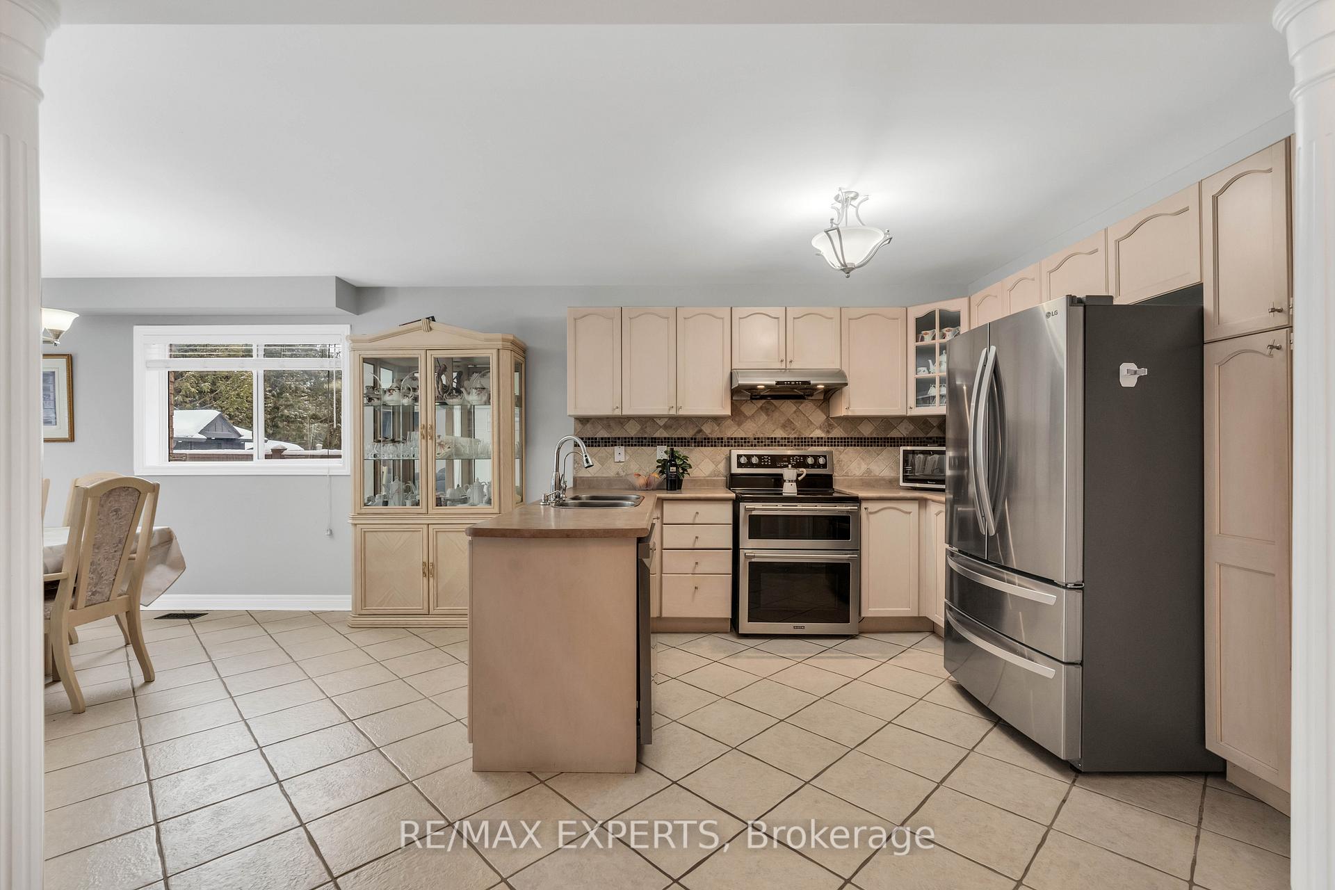 Photo 5 of 48 Loontail Street, Caledon, Bolton West — HOMEH